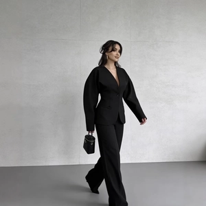 Tailleur noir élégant pour femme avec blazer à col en V et pantalon large sophistiqué
