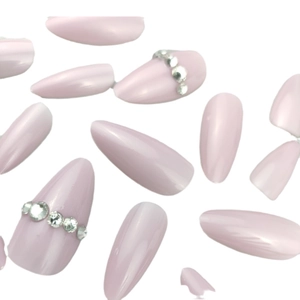 Unghie finte a mandorla viola chiaro con strass scintillanti su sfondo bianco puro