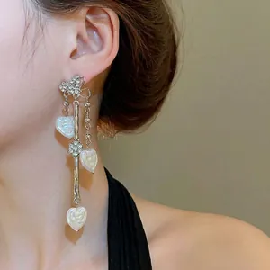Boucles d'oreilles papillon avec perles en forme de cœur argenté et pompons brillants