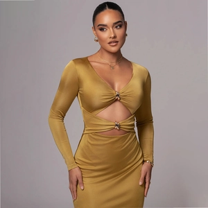 Detailansicht goldene Langarmkleid mit sexy Ausschnitt und metallener Ringschnalle