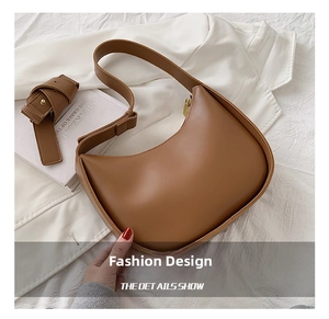 Vue détaillée d'un sac hobo marron en similicuir avec une fermeture éclair en métal doré