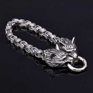 Détail du bracelet viking tête de loup en argent avec chaîne de style byzantin poli