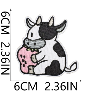 Dettaglio della toppa ricamata a mucca con indicazioni delle misure 6 cm x 6 cm