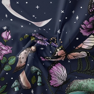 Detailaufnahme eines böhmischen Waldteppichs mit Mond, Sternen und bunten Pilzen