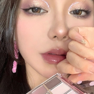 Nahaufnahme der Lidschatten-Palette in Rosatönen für ein professionelles Augen-Makeup