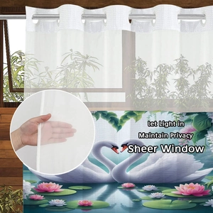 Détail d'un voilage semi-transparent avec imprimé de cygnes et de fleurs de lotus