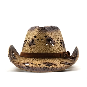 Détail du tissage ajouré et de la ceinture en cuir marron sur le chapeau de cow-boy