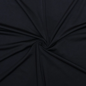 Gros plan du tissu textile noir avec plis en spirale élégants et éclairage doux