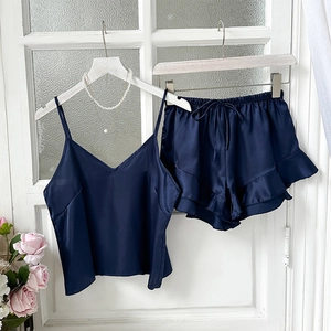 Ensemble pyjama en satin bleu marine avec haut caraco à col en V et short à volants