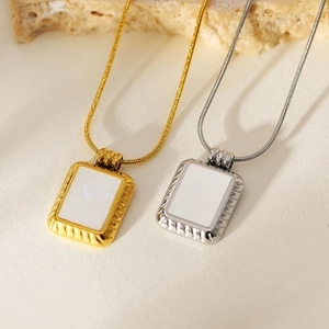 Collier vintage français avec pendentif rectangulaire en nacre et chaîne serpent dorée