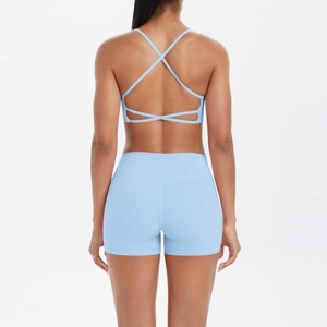 Vue arrière du soutien-gorge de sport à lanières croisées et short bleu clair