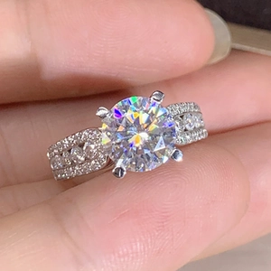 Classic four-prong round zircon wedding ring with pavé side stones on silver band