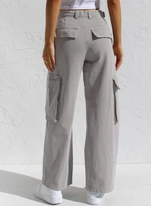 Rückansicht graue Cargo-Jeans mit weitem Bein und mehreren Taschen auf Texturhintergrund