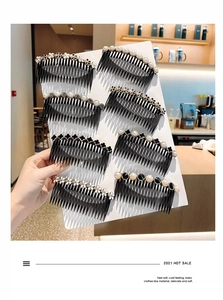 Dettaglio di 8 pettini per capelli assortiti con perle, strass e disegni floreali