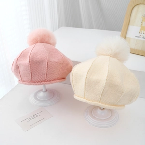 Bérets tricotés pour enfants en rose et crème avec pompons pour la mode automne-hiver