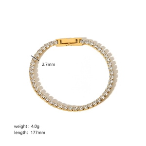 Detailansicht eines 2,7 mm breiten goldenen Tennisarmbands mit funkelnden Zirkonia