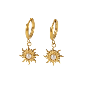 Détail de boucles d'oreilles en acier doré 18K avec pendentif soleil et perle