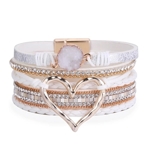 Dettaglio del bracciale boho multistrato con cuore di strass, accenti oro e chiusura magnetica