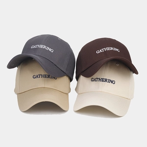 Détail de quatre couleurs de casquettes en coton avec broderie du mot Gathering
