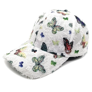 Berretto da baseball bianco in stile vintage con stampe a farfalla e dettagli sfrangiati