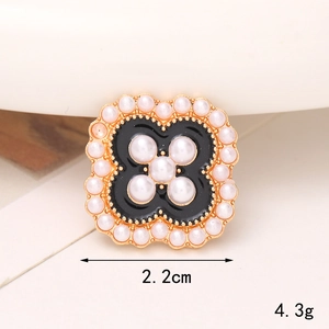 Dettaglio charm quadrato per scarpe da 2,2 cm con perle e motivo floreale in smalto nero