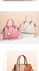 Dettaglio della borsa a tracolla rosa e beige con ciondolo a cuore e trama in ecopelle