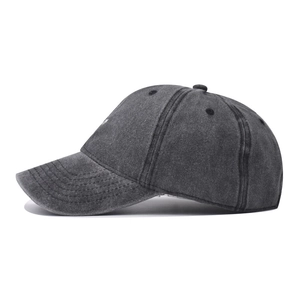 Vue détaillée latérale de la casquette de baseball gris foncé délavée au style rétro