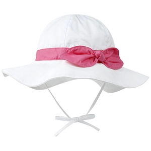 Detail eines weißen Baby-Sonnenhutes aus Baumwolle mit rosa Schleife und Kinnriemen