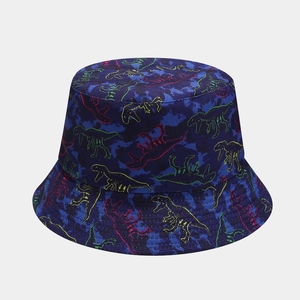 Dettaglio del cappello a secchiello blu navy con motivi neon di scheletri di dinosauro