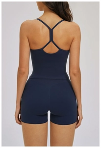 Détail d'un ensemble de sport bleu marine avec débardeur dos en Y et short galbant