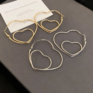 Orecchini a cuore cavo a doppio strato esagerati in finitura oro e argento