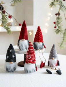 Ensemble de cinq gnomes de Noël faits main avec chapeaux tricotés et barbes en fourrure