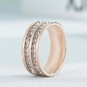 Eleganter Ring aus roségoldenem Titanstahl mit zweireihigem Zirkonia-Mikropflaster