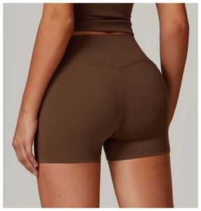 Vista posteriore degli shorts da yoga a vita alta marrone scuro con cucitura a V push-up