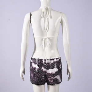 Detaillierte Rückansicht eines weißen Neckholder-Tops mit Paillettenshorts für Damen