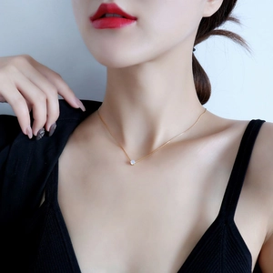 Collana elegante da donna in titanio placcato oro 18K con diamante a 6 griffe
