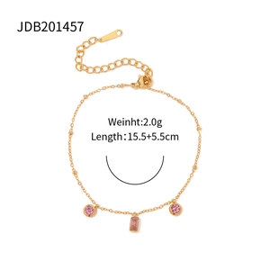 Détail du bracelet doré avec pierres roses affichant les dimensions et le poids de 2,0g
