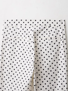 Detailansicht der gepunkteten Hose mit hoher Taille, Gesäßtaschen und Stofftextur
