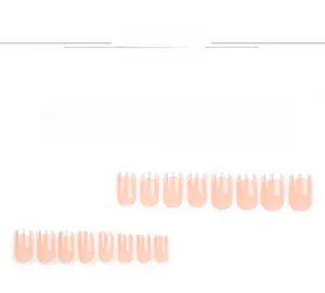 Détails de faux ongles French manucure avec base nude et bords argentés chromés