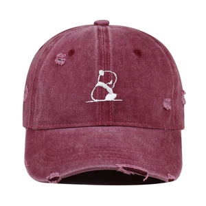 Detailansicht der weinroten Vintage-Baseballkappe mit Panda-Stickerei und Destroyed-Effekten