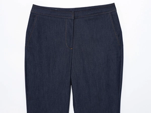 Vue détaillée du jean bleu foncé montrant les coutures de la taille et les poches