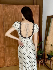 Abito lungo a pois stile francese con schiena scoperta, pizzo e dettagli con fiocco