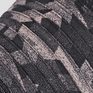 Détail macro du tissu sergé respirant avec rayures tissées noires et brunes et coutures fines