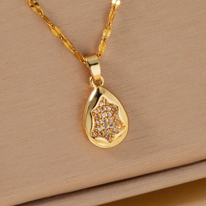 Détail du pendentif goutte avec étoile en zircone sur une chaîne dorée fine