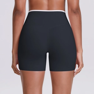 Gros plan détaillé du short de yoga taille haute avec bordure contrastée et tissu élastique