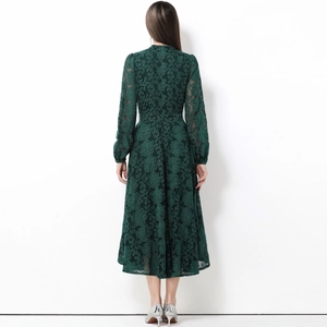Elegantes dunkelgrünes Maxi-Spitzenkleid mit Blumenstickerei und tailliertem Schnitt