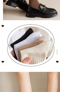 Texture détaillée de chaussettes en coton avec des mocassins noirs élégants