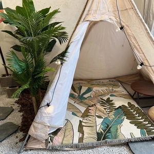 Coperta da picnic bohémien con foglie tropicali e nappe per decorazioni da campeggio