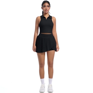 Détail d'un ensemble noir débardeur polo et jupe plissée pour le tennis et le golf