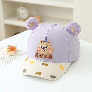 Detail der lila Bären-Baseballkappe mit süßen 3D-Ohren und Cartoon-Stickerei